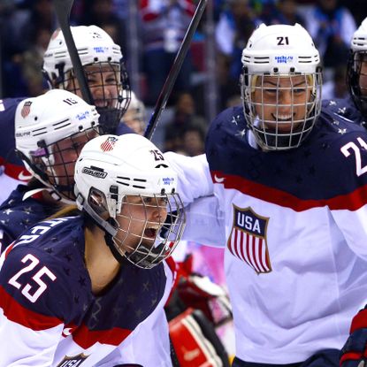 Player, Sports gear, Sports, Helmet, Hockey protective equipment, Tournament, Sports equipment, Team sport, Ball game, College ice hockey, 