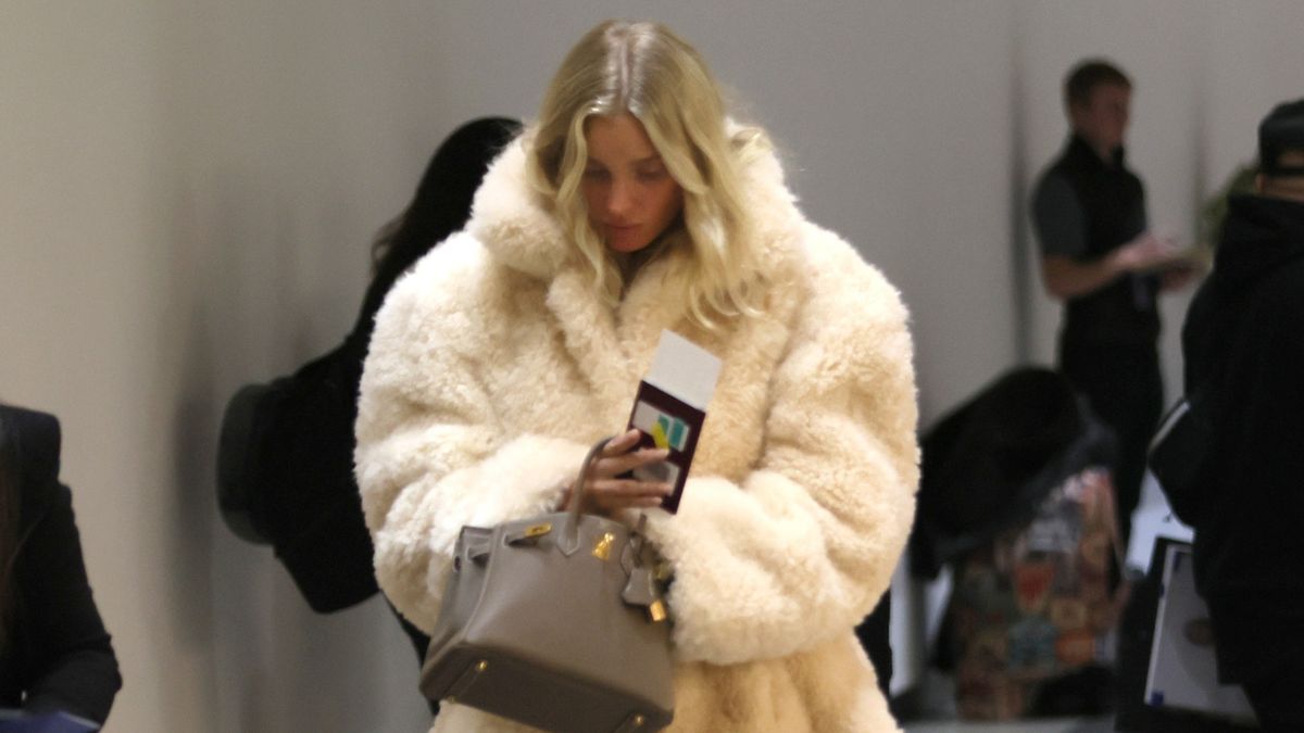Not Leggings and Not Track Pants: The Unexpected Jean Style That Chic Women Are Wearing to the Airport Instead