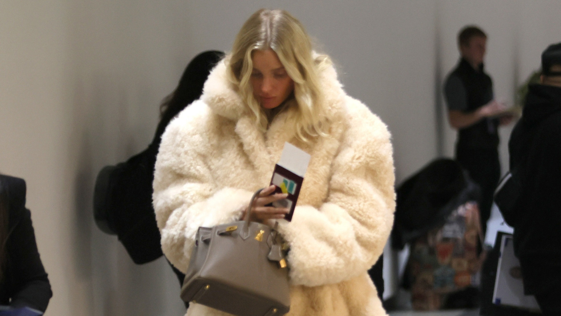 Elsa Hosk white jeans fur jacket