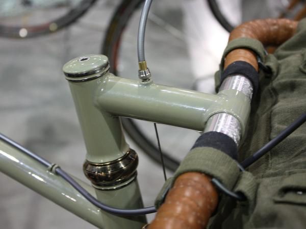 The front brake cable hanger is integrated right into the stem.