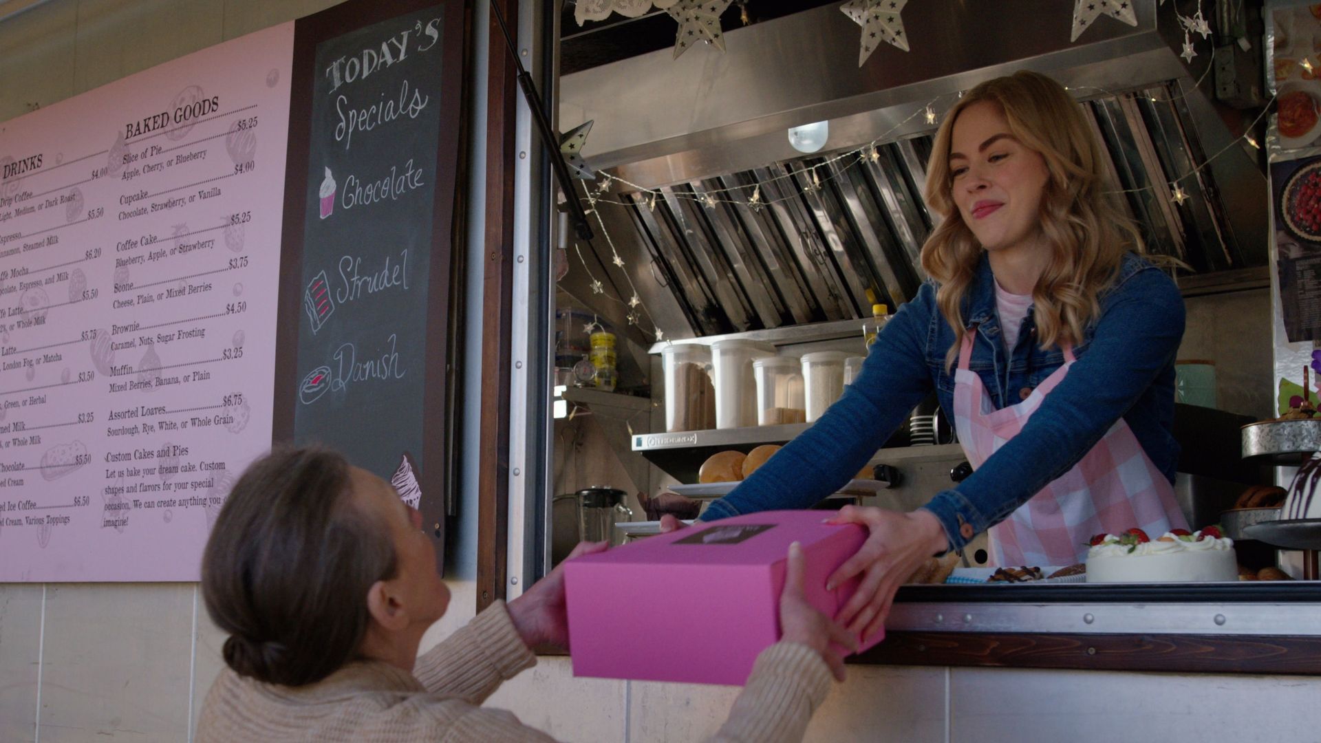 virgin river l to r sarah dugdale as lizzie in episode 305 of virgin river cr courtesy of netflix © 2021