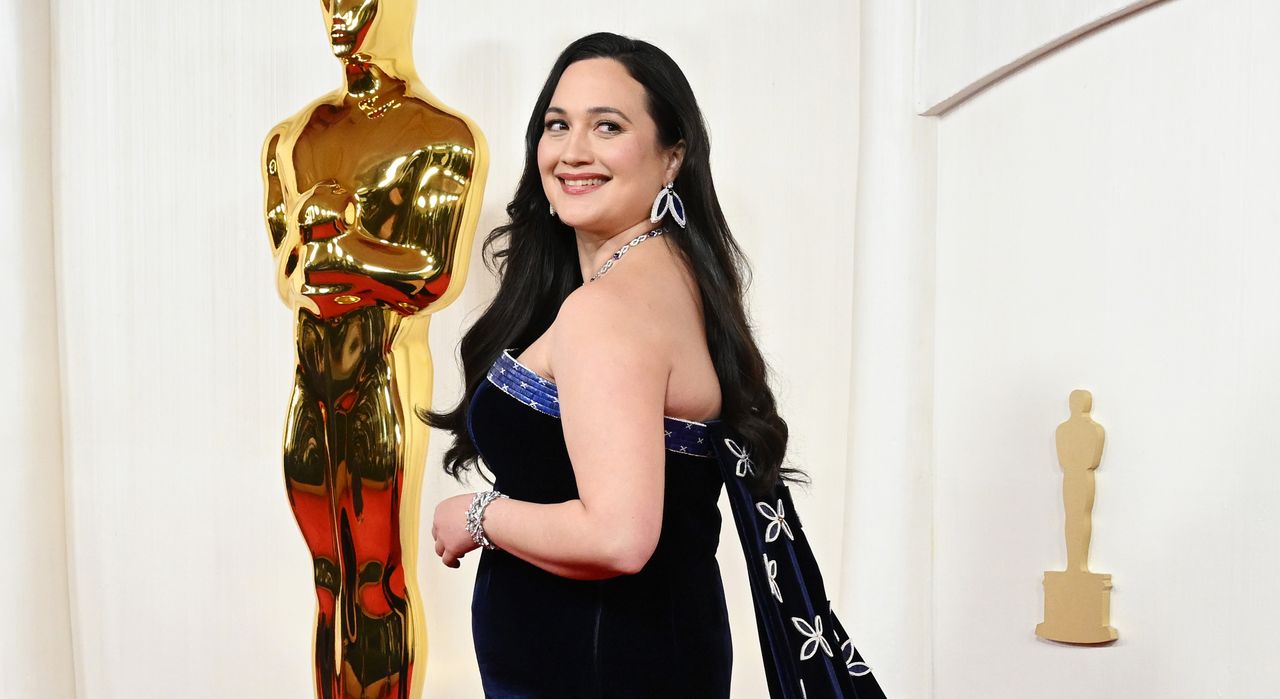 Lily Gladstone attending the 2024 Oscars in a blue Gucci gown