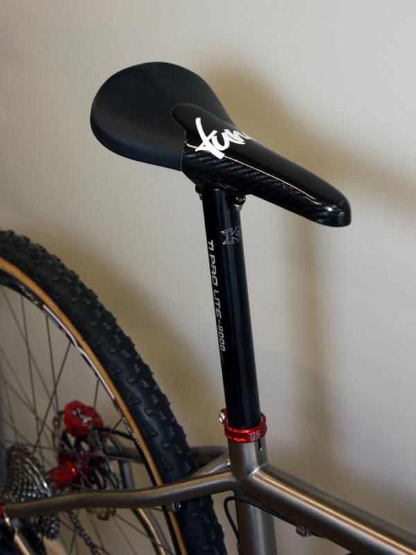 An ultralight Tune carbon fiber tops the KCNC aluminum post on Fairwheel Bikes' Titus 29er.