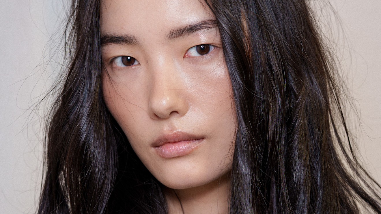 A model with hydrated under-eyes thanks to a hydrating eye cream.