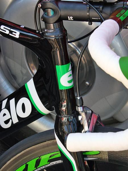 The S3 maintains a straight 1 1/8" head tube to keep a narrow profile.
