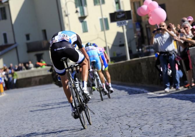 Robert Gesink (Blanco) suffered a mechanical