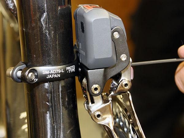 When properly adjusted, the front derailleur bracing screw (just barely visible in the centre of the frame) prevents any unwanted twist during shifts.