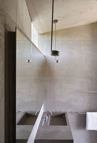 Mork-Ulnes Architects concrete house bathroom