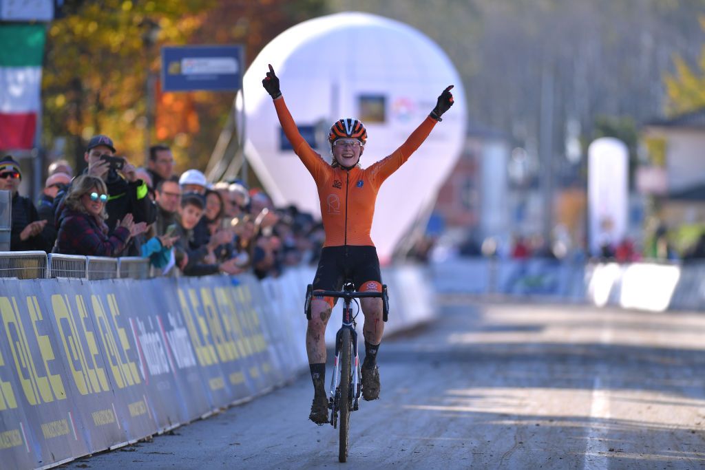 Puck Pieterse celebrates her victory