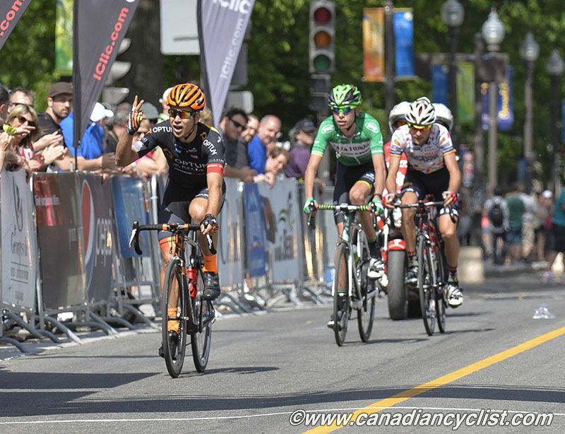 Guillaume Boivin asks how many laps are left.