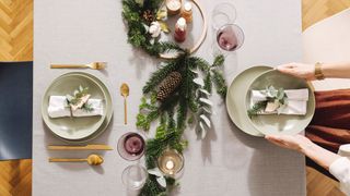 picture of thin garland on dinner table