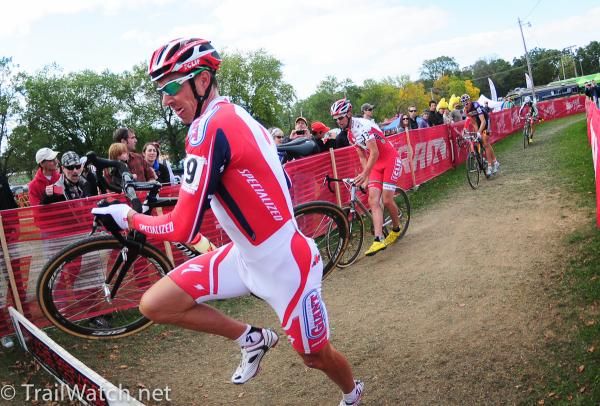 Todd Wells (Specialized) running the barriers
