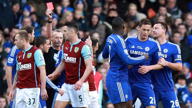 Chelsea&amp;#039;s Serbian midfielder Nemanja Matic leaves the pitch after receiving a red card during the English Premier Lea