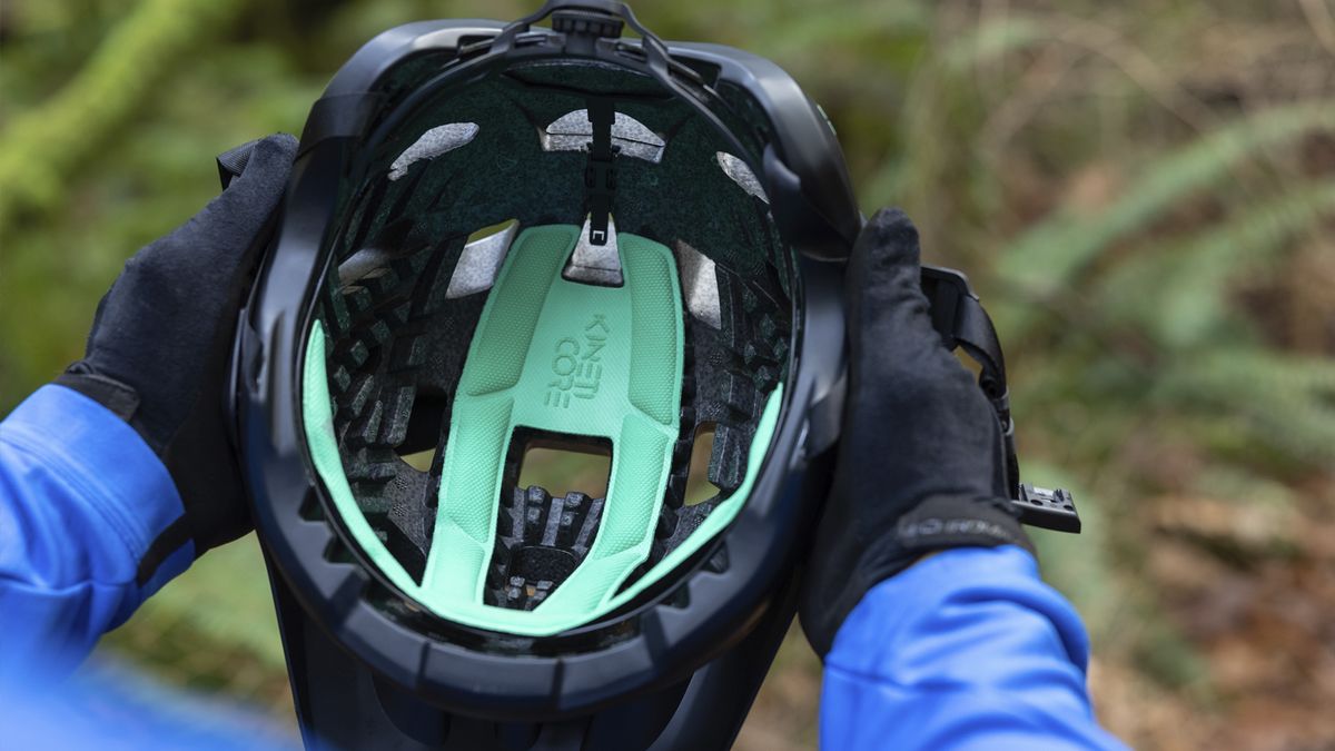 Lazer Jackal KinetiCore MTB helmet