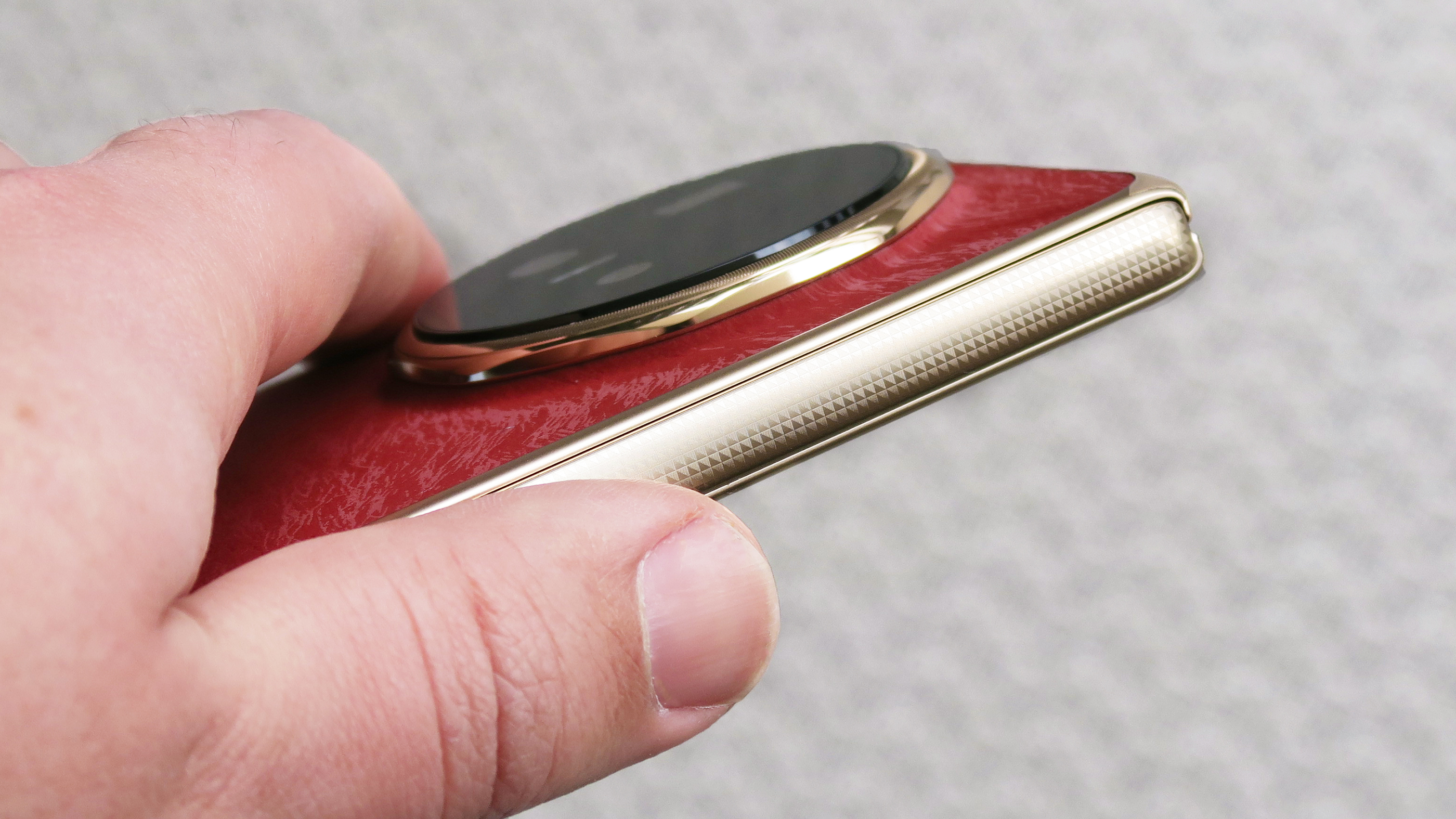 Honor Magic V6 hands on hinge handheld