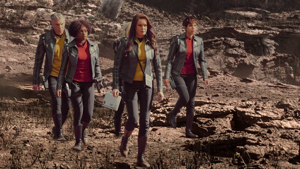 (LR): Anson Mount como Capitán Pike, Celia Rose Gooding como Uhura, Jess Bush como Christine Chapel, Rebecca Romijn como Una y Bianca Nugara como A'Sha en Star Trek: Strange New Worlds, episodio 8, temporada 4