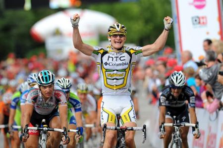 Andr&eacute; Greipel (HTC-Columbia) bests Jurgen Roelandts to win in Heers.