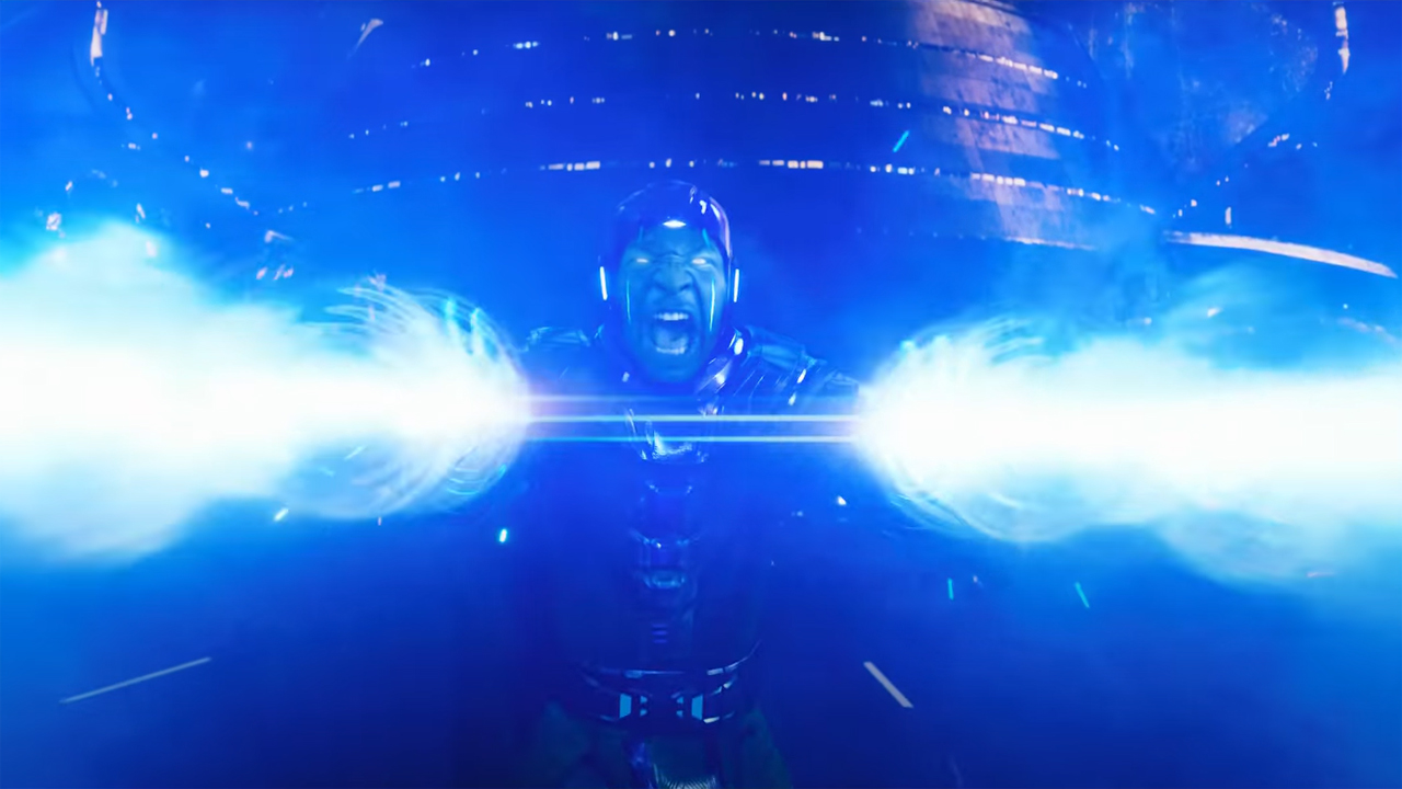 Kang schreit, als er in Ant-Man and the Wasp zwei blaue Laserstrahlen entfesselt: Quantumania