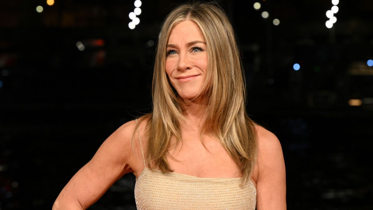 Jennifer Aniston’s former living room features colorful accents |