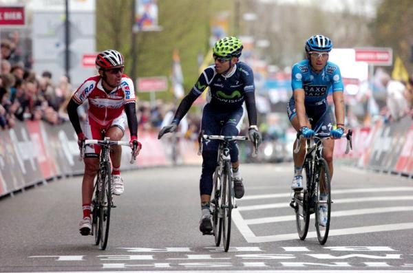 Pre race favourites Rodriguez and Valverde cross the line together