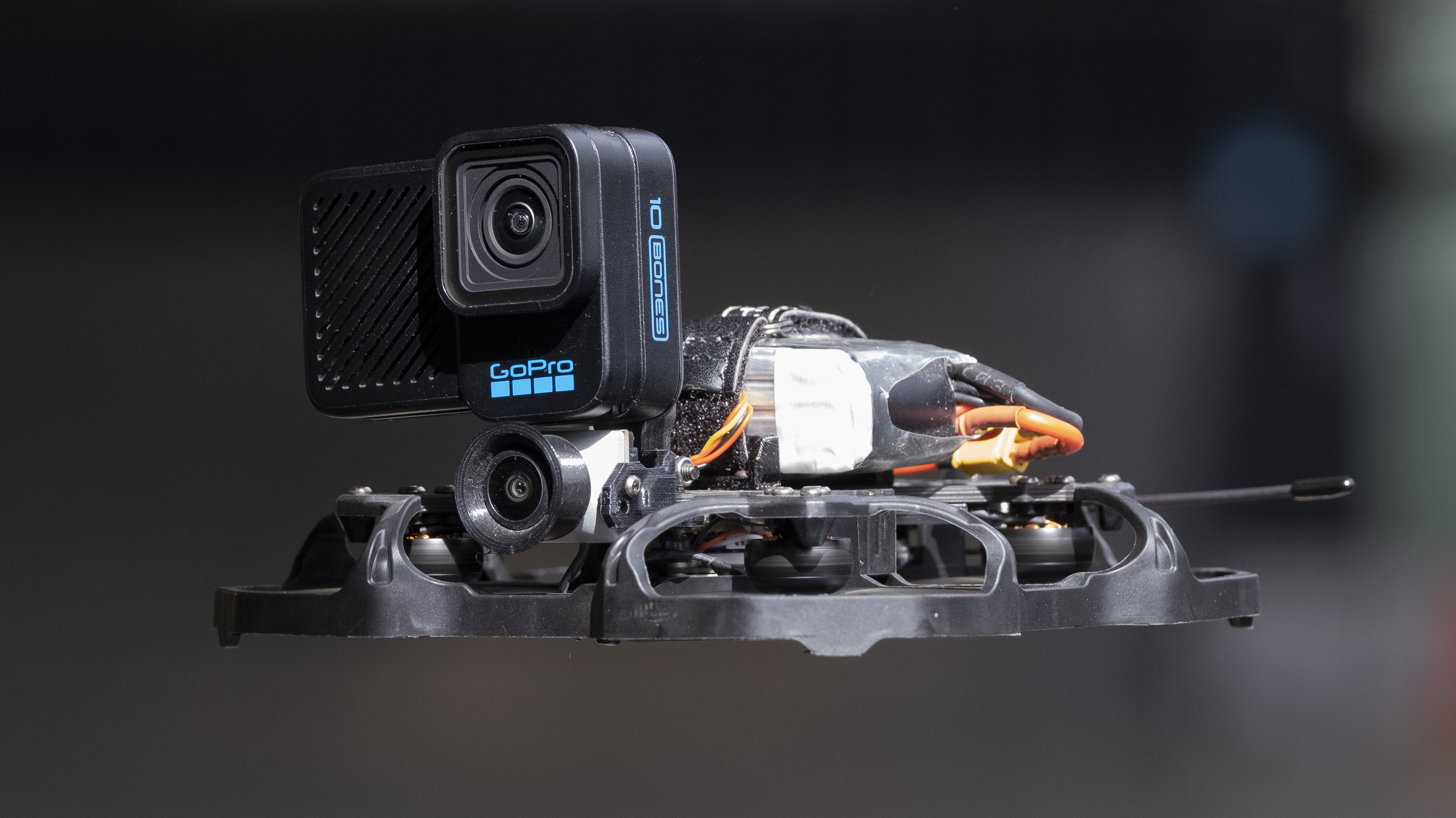 La GoPro Hero 10 Black Bones en un dron volador