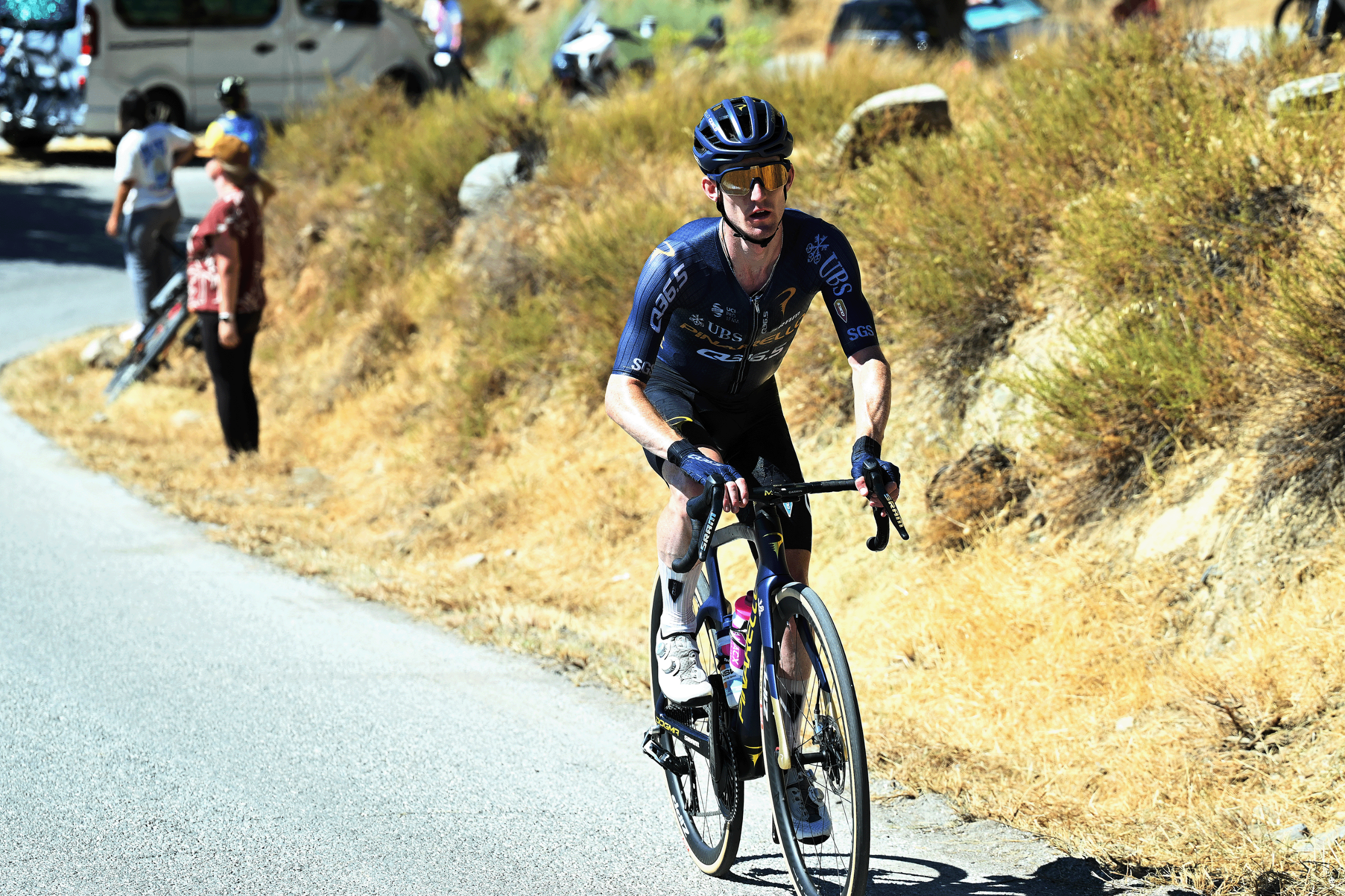 One day after comeback stage win at Vuelta a España, Eddie Dunbar crashes out with fractured collarbone