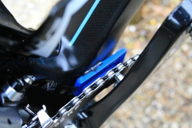 The Team Sky mechanics&rsquo; make-do chain catcher on Froome&rsquo;s bike. It reaches the void K-Edge mounts can&rsquo;t reach when used in conjunction with oval rings