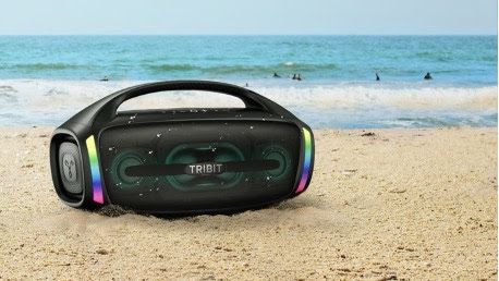 Bu güçlü, partiye hazır Bluetooth hoparlör, 30 saatlik pil ömrüne ve karaoke özelliklerine sahiptir