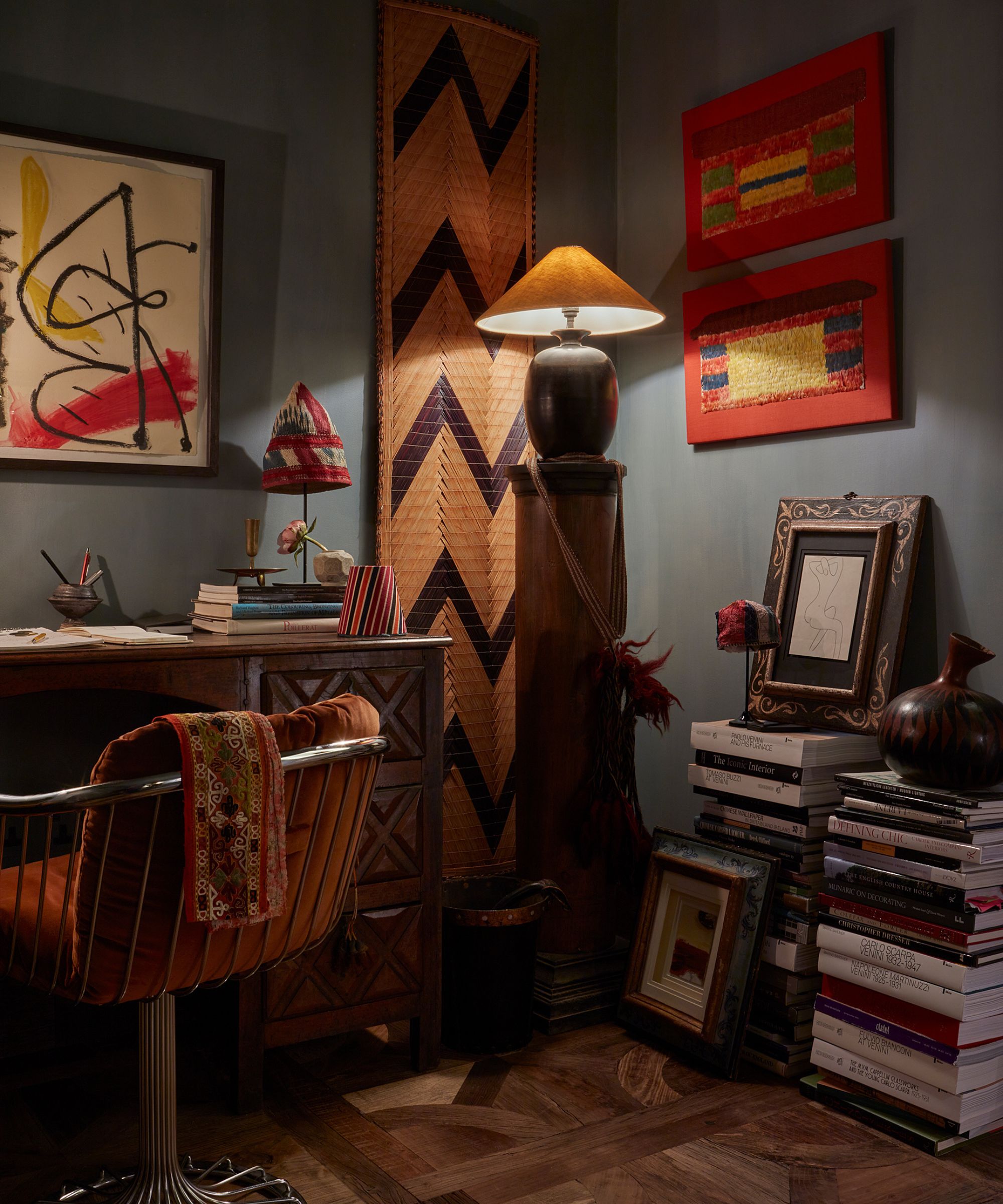 An eclectic study with ornaments and blue walls