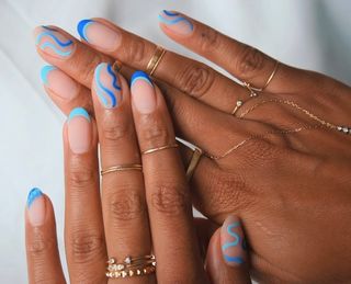 @imarninails baby blue squiggle nail art