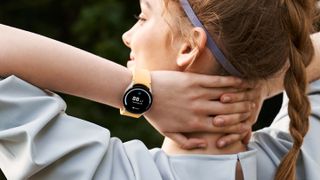 A woman athlete wearing a Galaxy Watch showing her Energy Score (88)