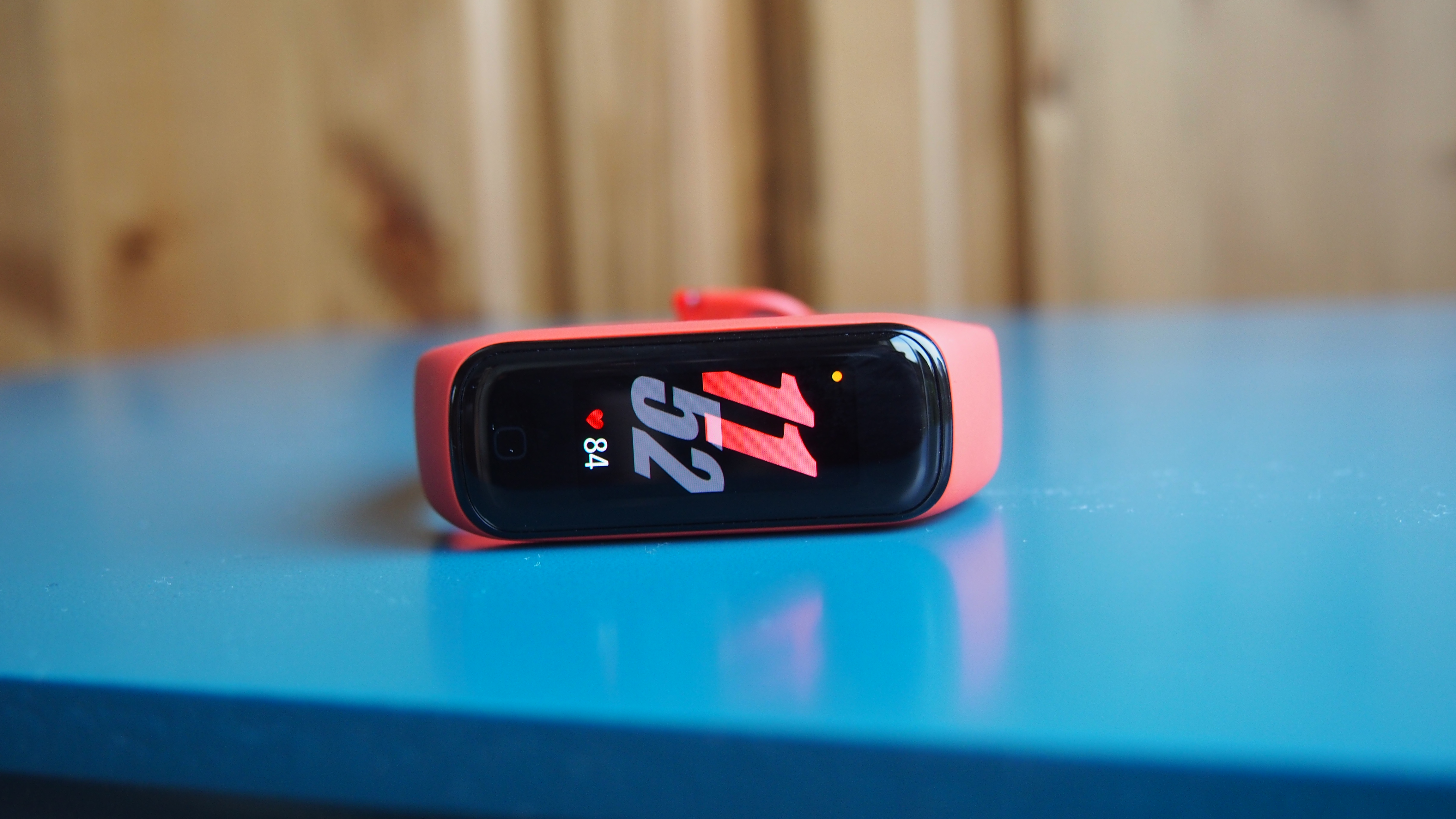 اطلاعات بیشتر سامسونگ گلکسی فیت ۳ نشان می دهد که این گوشی برای تاج Fitbit عرضه می شود