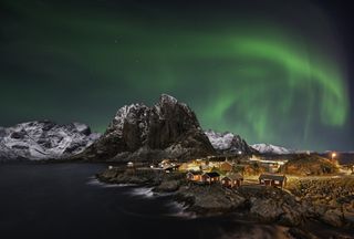 where are the best places to see the Aurora Borealis: Hamnoy on the Lofoten Islands