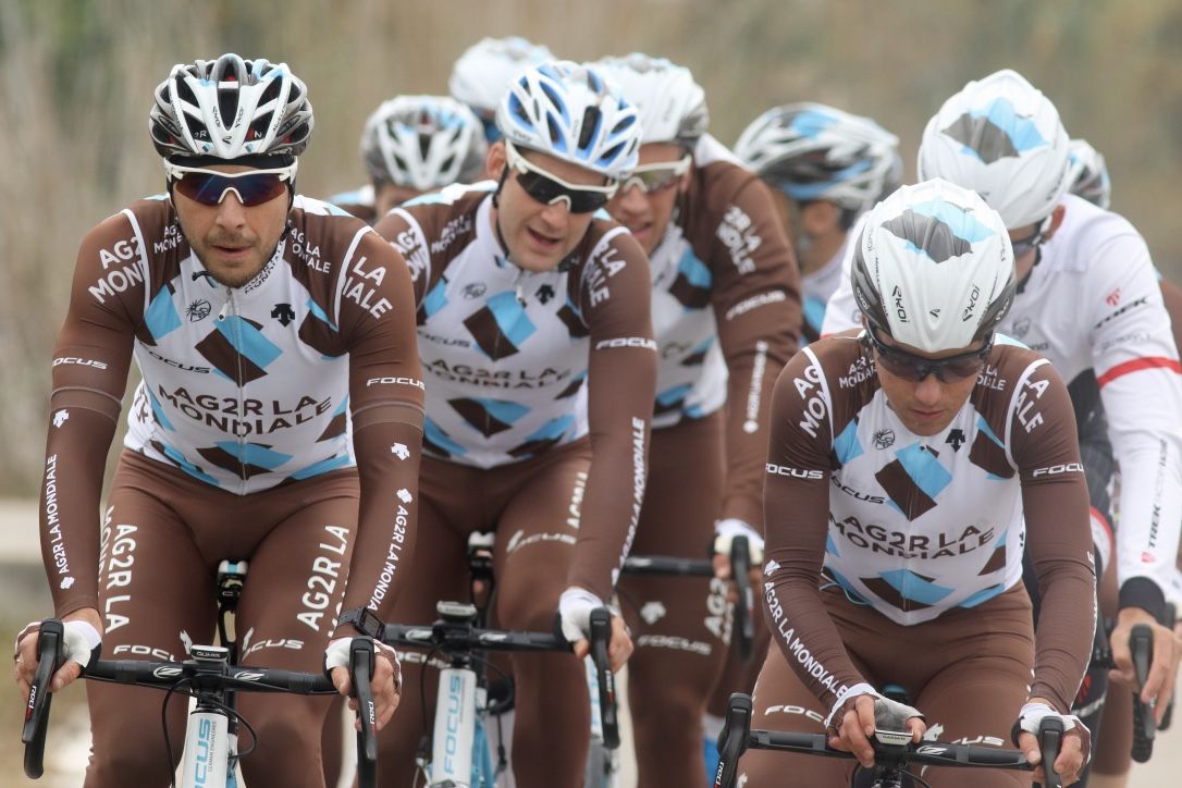 Samuel Dumoulin adjusts his power meter