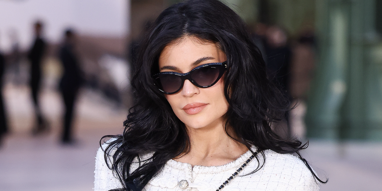 Kylie Jenner poses during a photocall ahead of the Chanel Women&#039;s Haute-Couture Spring/Summer 2025 collection as part of the Fashion Week in Paris, on January 28, 2025 wearing a white tweed crop top and skirt set with a chanel crossbody