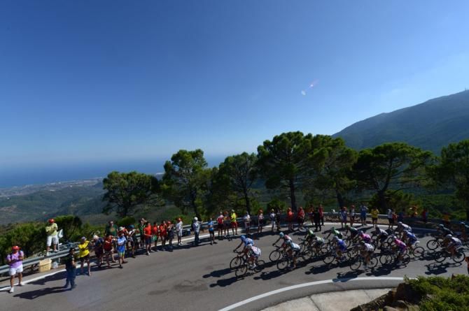 The peloton en route to the finish of Vuelta a Espana stage 8 on the Pe&ntilde;as Blancas climb