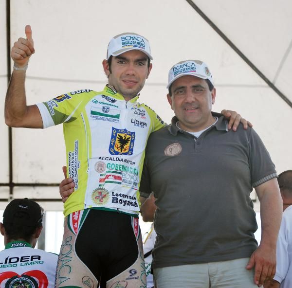 Romero takes a picture with one of the race organisers.