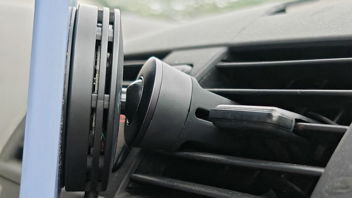 iOttie Velox Mini Qi2 Air Vent Mount with Galaxy Z Flip 4 mounted