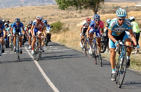 Alexandre Vinokourov (Astana) attacks early on the climb