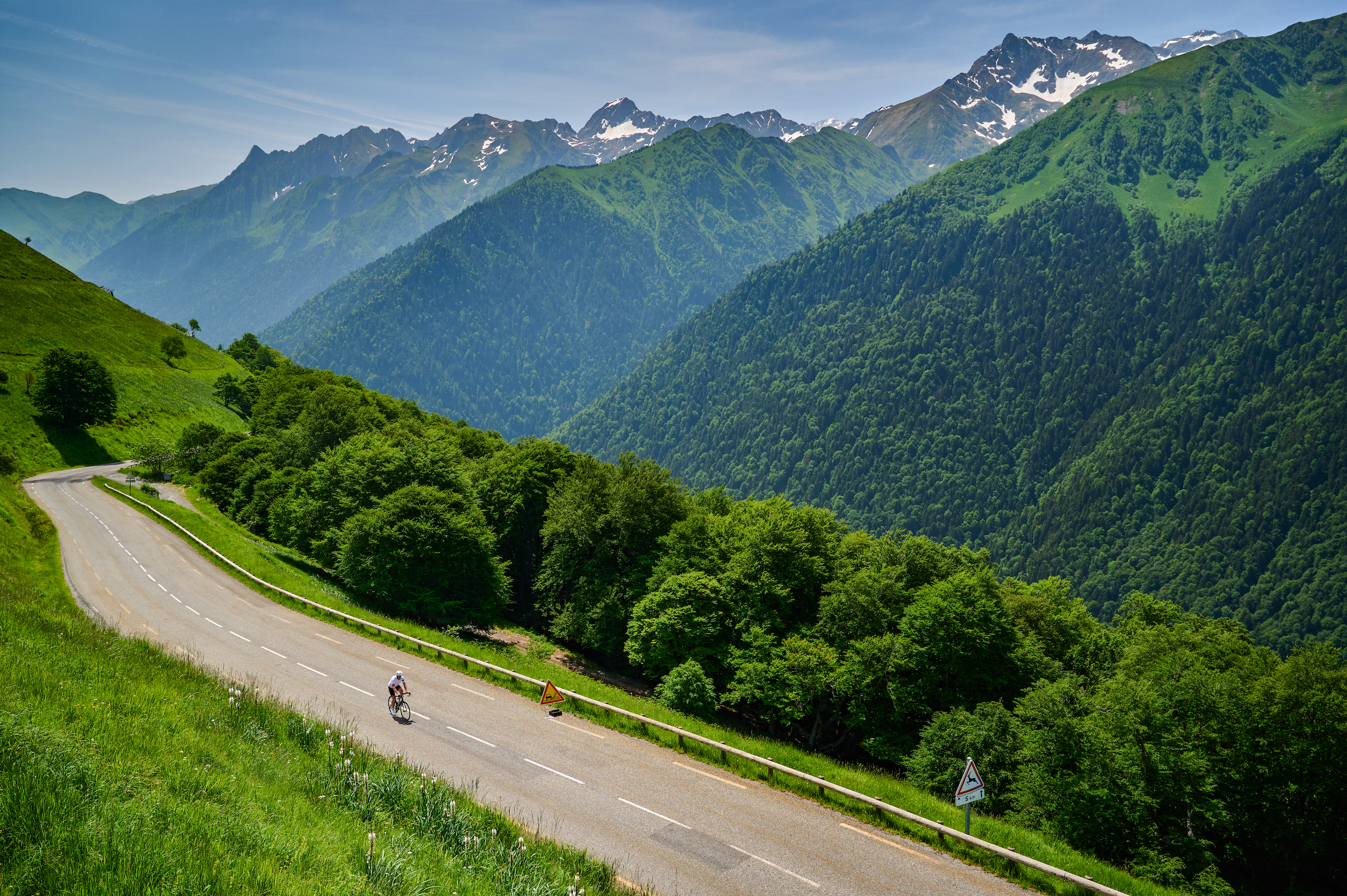 Peter Cossins rides Superbagneres. He is in the distance. Behind him lie snowcapped peaks