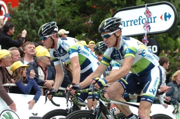 Matthew Goss (left) is guided across the finish line by teammate Stuart O'Grady