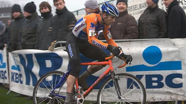 Erik Tonkin (Kona) riding the muddy course at Loenhut.