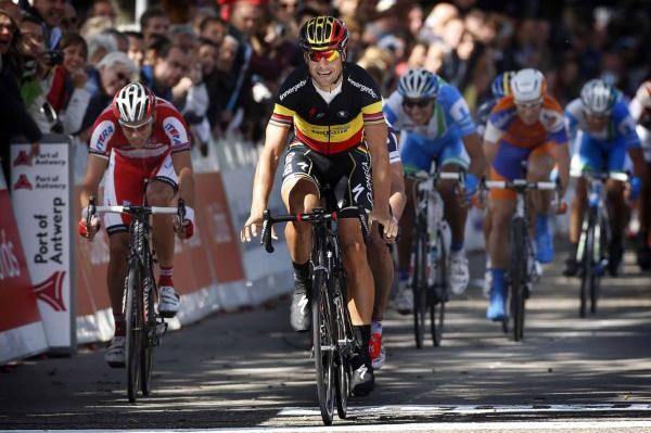 Tom Boonen (Omega Pharma-QuickStep) beats Andre Greipel (Lotto Belisol) in Antwerp.