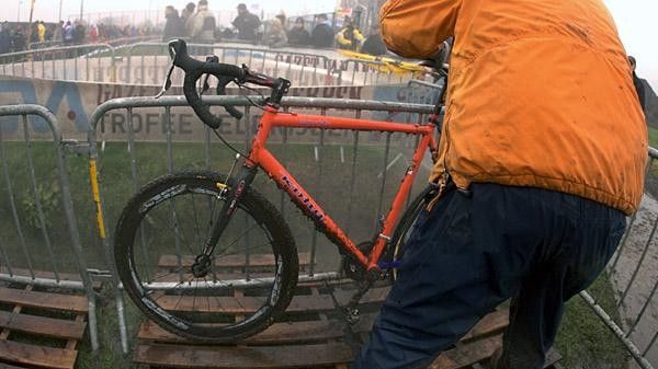 Super Mario cleans a "Wicknasty" Kona super fast at Azencross.
