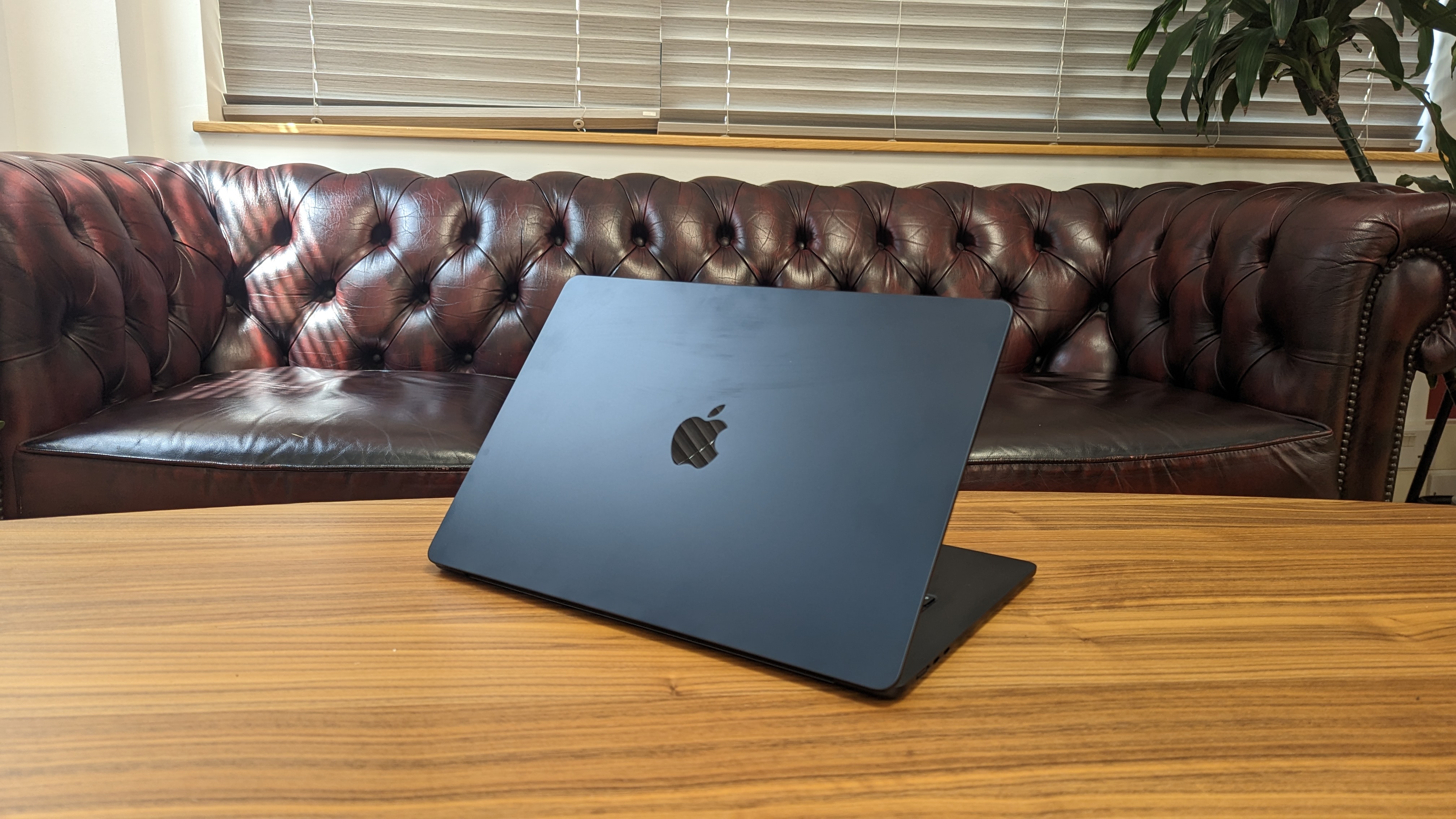 MacBook Air de 15 pulgadas sobre una mesa de madera en casa