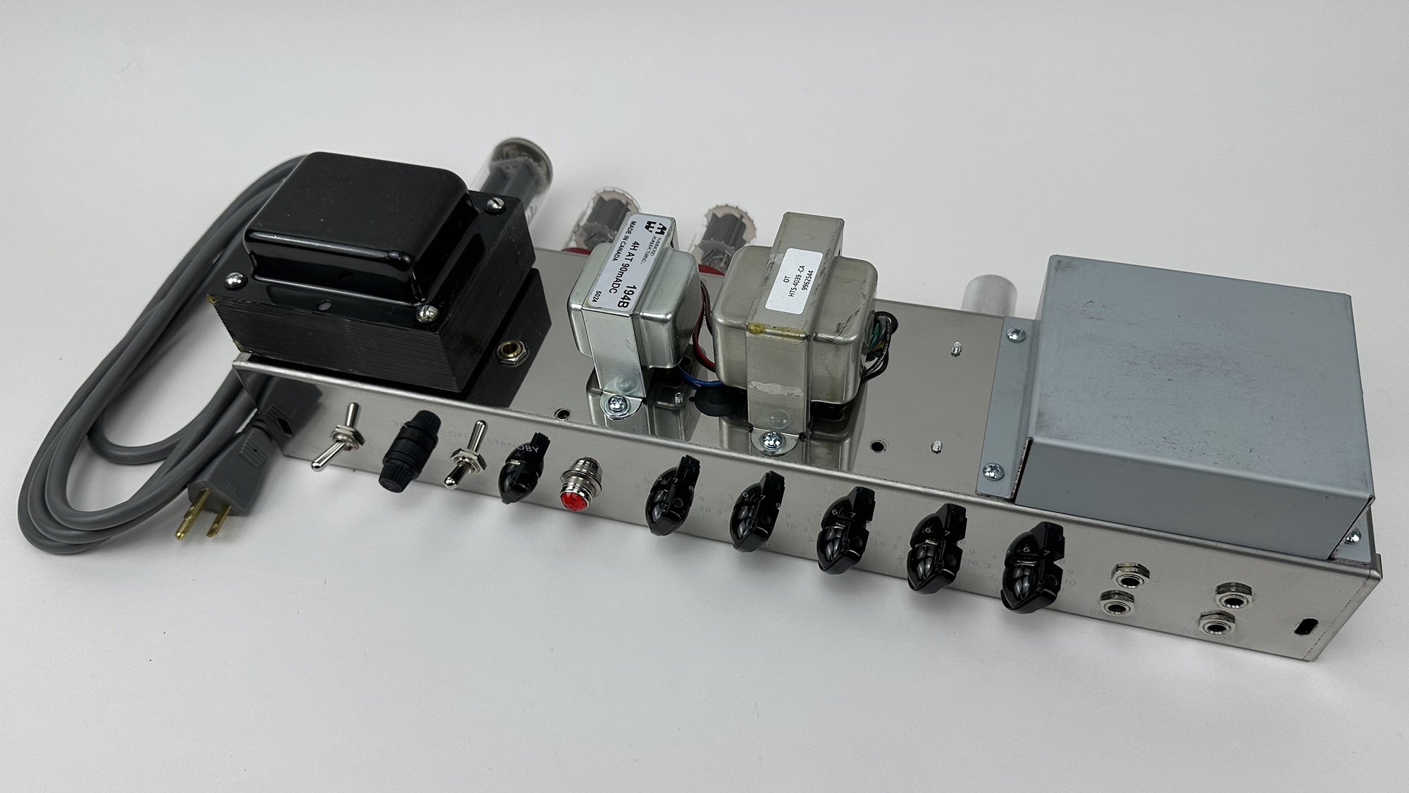 A photo showing the inner circuits of a Cutthroat Audio Fullerton 5G9 1x12