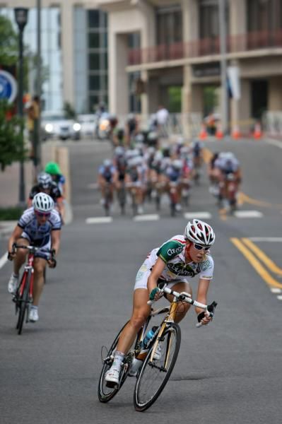 The front of the women's field begins to split up.