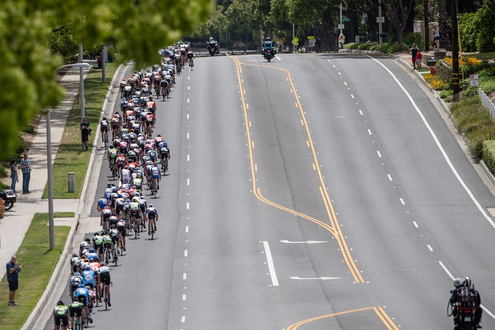 The men get strung out on the descent