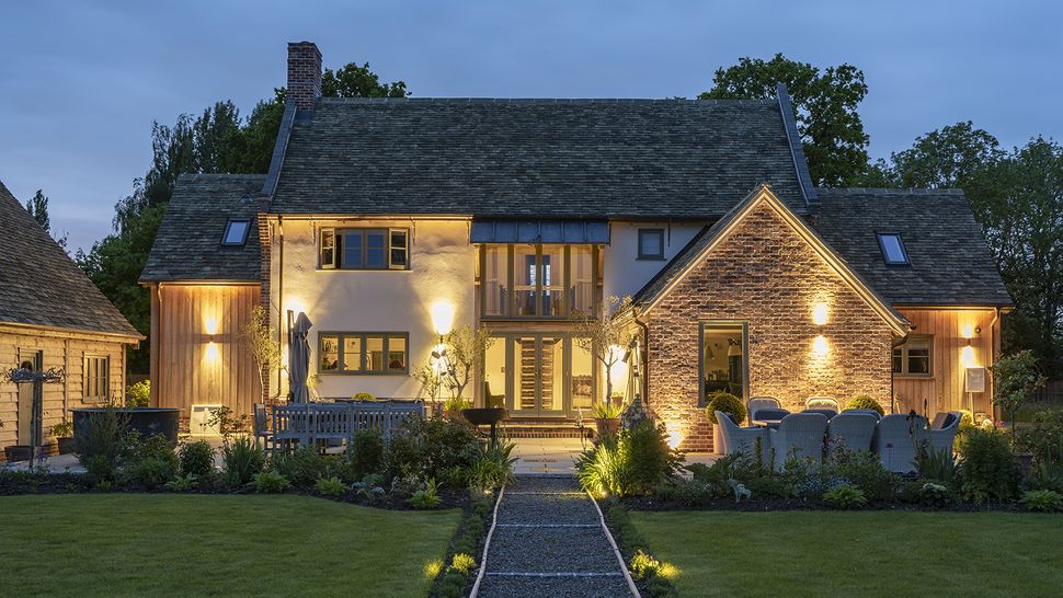 The law on garden lighting and how to deal with complaints | Homebuilding