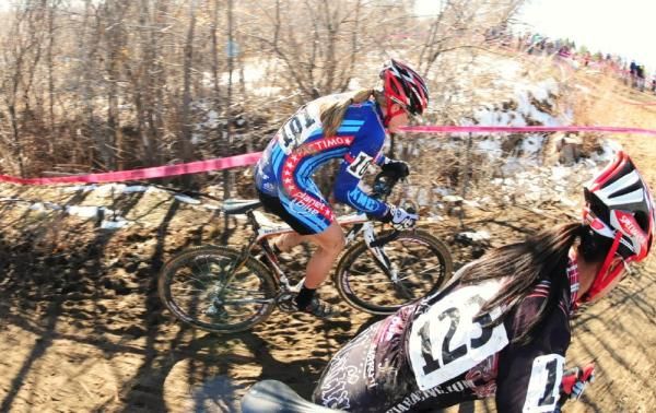 Katie Compton (Planet Bike) having to contend with lapped traffic